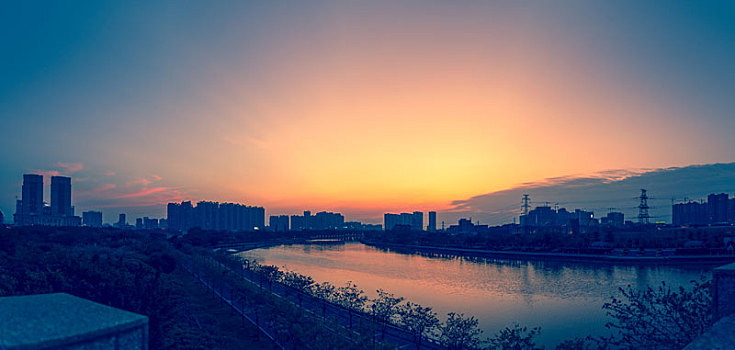 中国广东佛山河上日落美景