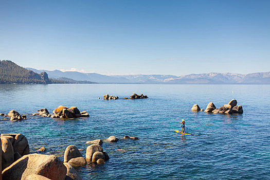 女人,涉水,岩石海岸,太浩湖,内华达,美国