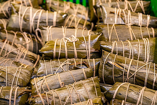 端午节前南门市场摊商贩售的粽子