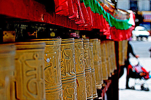西藏布达拉宫的转经桶