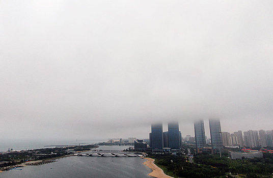 山东省日照市,海边云雾缭绕清凉舒适,气候宜人堪称避暑胜地