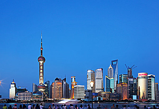 上海浦东陆家嘴的地标建筑,在夜色中熠熠生辉