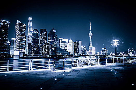 夜上海的天际线与反思,美丽的现代化城市