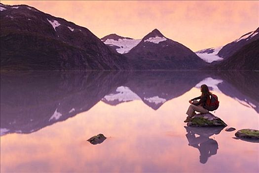 女性,远足者,坐,石头,波蒂奇,湖,日出,楚加奇国家森林,阿拉斯加