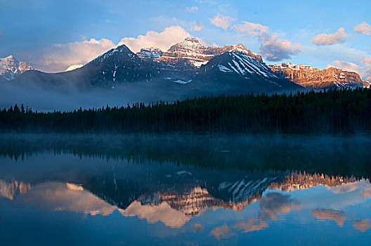 反射,山,山脉,赫伯特湖,班芙国家公园,艾伯塔省,加拿大