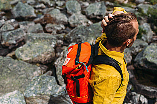 俯拍,中年,男人,橙色,背包,冰碛湖,班芙国家公园,艾伯塔省,加拿大