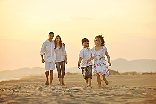 高兴,年轻家庭,开心,海滩,跑,跳跃,日落
