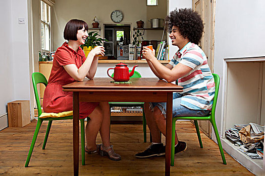 年轻,情侣,坐,厨房用桌