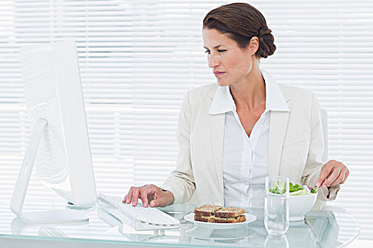 职业女性,用电脑,吃饭,沙拉,书桌