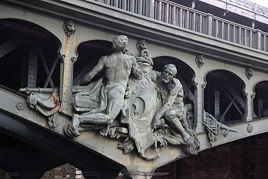 桥墩雕塑