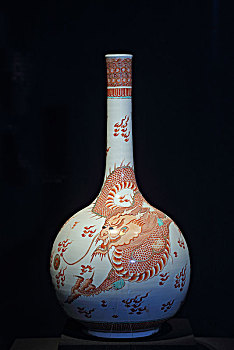 清代,康熙,矾红彩描金云龙纹直颈瓶,故宫博物院藏