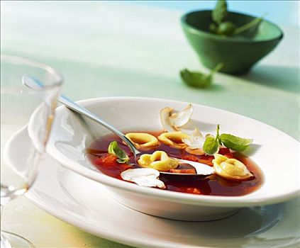 西红柿,高汤,意大利式水饺,蘑菇