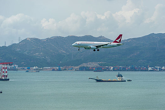 一架国泰港龙航空的客机正降落在香港国际机场