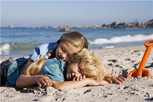 男孩,4-6岁,女孩,7-9岁,躺着,沙滩,旁侧,橙色,锹,微笑,侧面视角