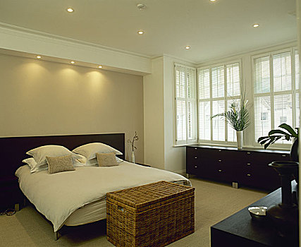 现代,卧室,双人床,黑色,木头,摆饰,隐蔽式照明,凸窗