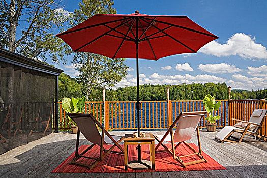 红色,伞,木质,折叠,帆布椅子,灰色,竖图,木板,木质露台,后院
