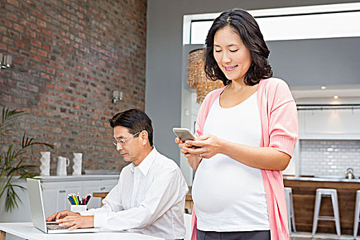 微笑,孕妇,智能手机,在家,丈夫,工作,笔记本电脑