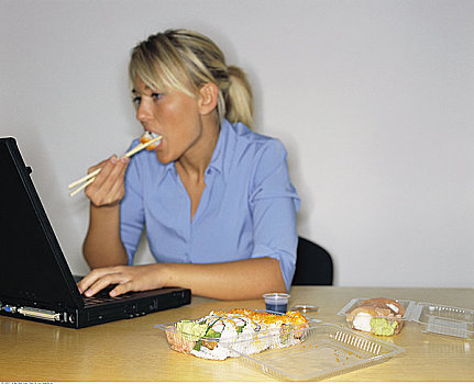 女人,电脑,吃饭