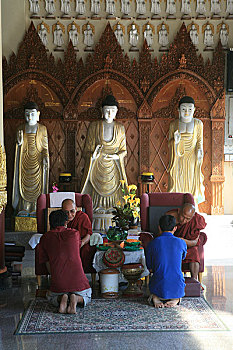 马来西亚,槟城,一座缅甸寺院内二个高僧在给信徒赐福