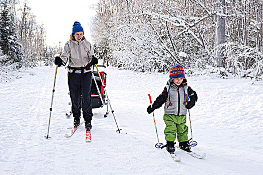 母亲,学龄前,男孩,越野滑雪,极北地区,公园,阿拉斯加,冬天