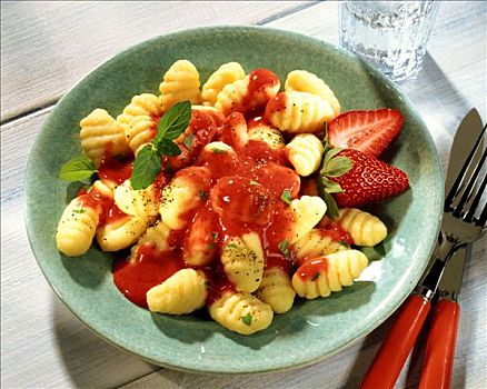 意大利汤团,草莓酱,薄荷叶