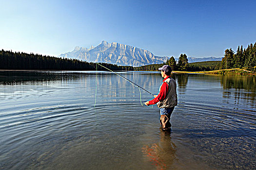 中年,男性,飞钓,高山湖,加拿大,班夫国家公园,山,背景,班芙国家公园,艾伯塔省