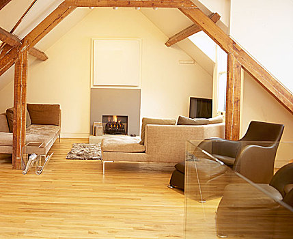 起居室,木地板,天花板,木梁,休息区,燃火,壁炉