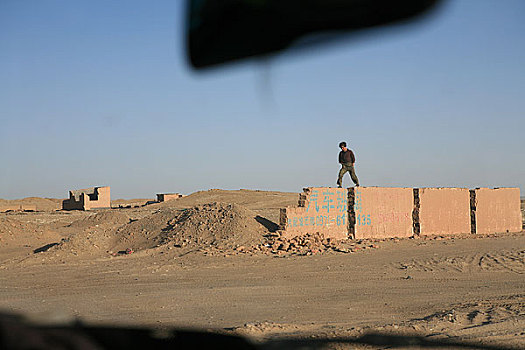 青海青藏公路边一个废弃的墙上的人