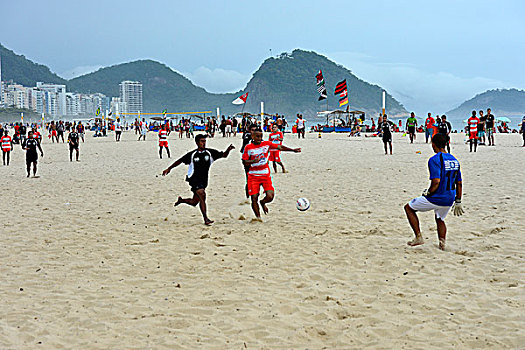男人,玩,足球,科巴卡巴纳海滩,里约热内卢,巴西,南美
