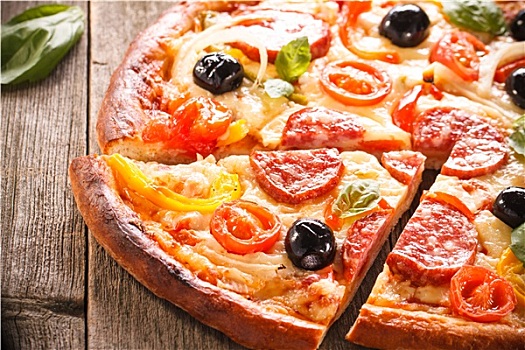 比萨饼,意大利腊肠,蔬菜,老,木质背景