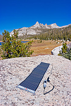 太阳能电池板,充电,手机,漂石,湖,优胜美地国家公园,加利福尼亚