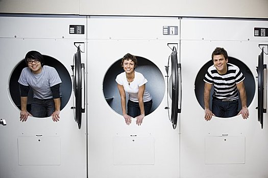 三个人,自助洗衣店,甩干机,微笑