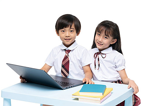 小男孩和小女孩在學(xué)習(xí)