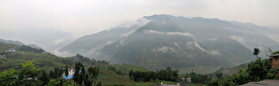 雨中巫山的云雾全景图