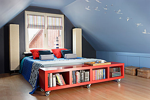 低,红色,餐具柜,脚,床,落地灯,山墙,墙壁,阁楼,房间,涂绘,蓝色