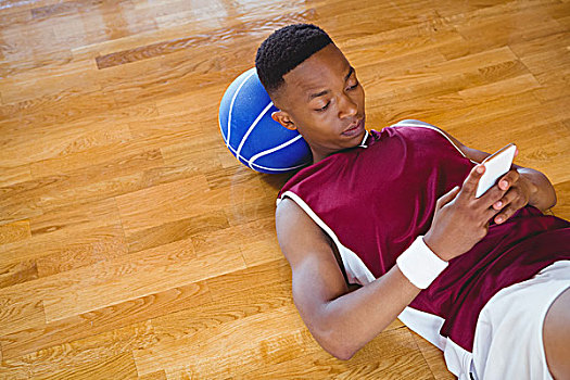 俯拍,男性,篮球手,打手机,躺着,地面,球场