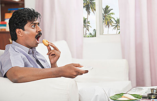 南,印度,男人,看电视,食物
