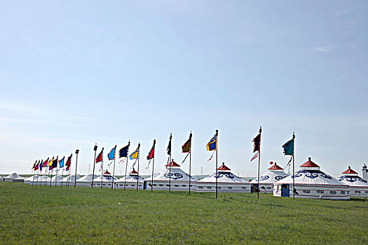 内蒙古呼伦贝尔陈巴尔虎旗草原参加那达慕会的旗帜与牧民蒙古包