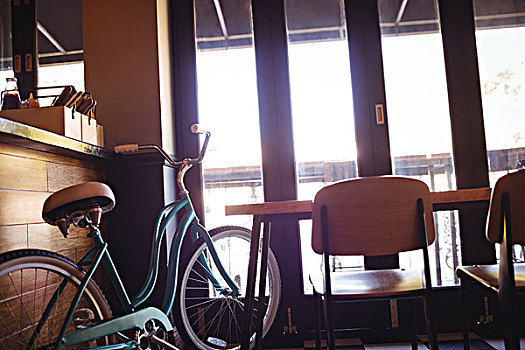 自行车,台案,餐馆,空,桌子,椅子,靠近