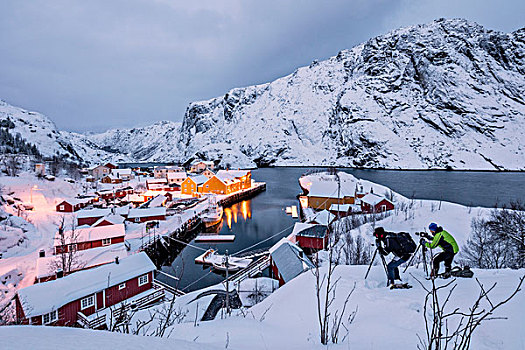 摄影师,黄昏,挨着,渔村,遮盖,雪,诺尔兰郡,罗浮敦群岛,挪威北部,欧洲