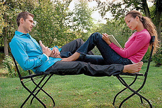 幸福伴侣,坐,相对,相互,椅子,花园,女人,拿着,书本,微笑