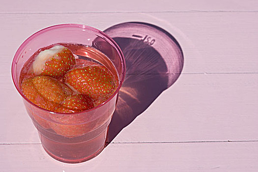 杯子,玻璃杯,塑料杯,透明,粉色,酒精饮料,夏天,酒,草莓,水果,降温,果味,彩色,声音,静物,户外