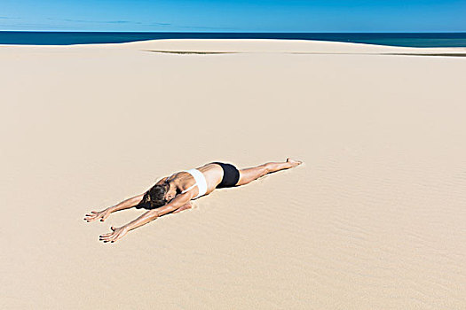 女人,海滩,趴着,瑜伽姿势