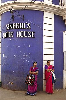 印度,果阿,两个女人,穿,纱丽服,正面,书本,房子