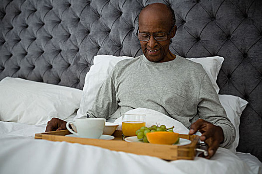 微笑,老人,吃早餐,盘上,床,在家