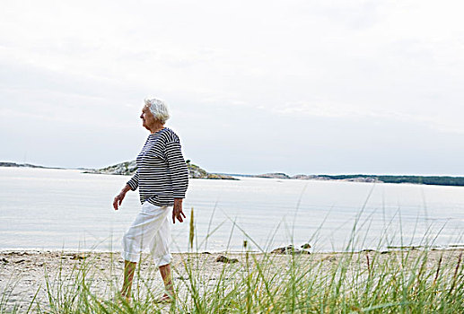 老年,女人,走,海滩