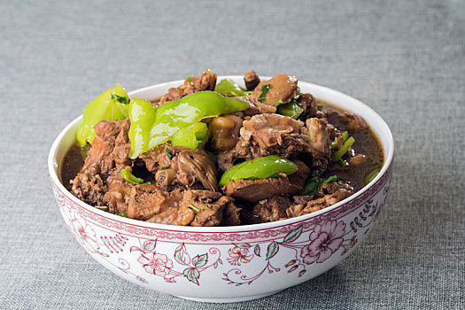 中式家常菜肴青椒炖鸡