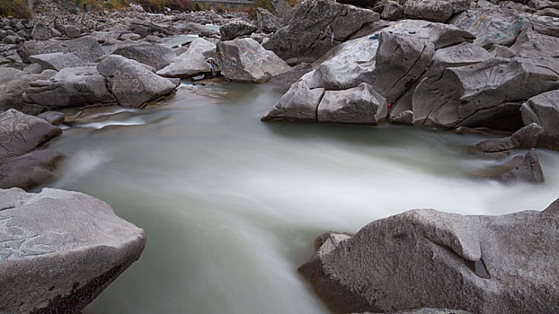溪流石头潺潺流水
