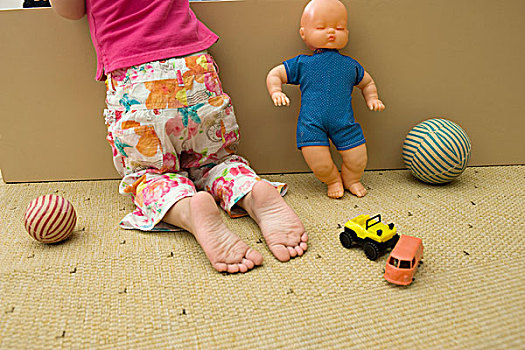 小女孩,跪着,地板,玩具,后视图,局部