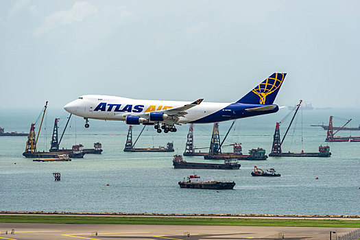 一架美国亚特拉斯航空的货运飞机正降落在香港国际机场